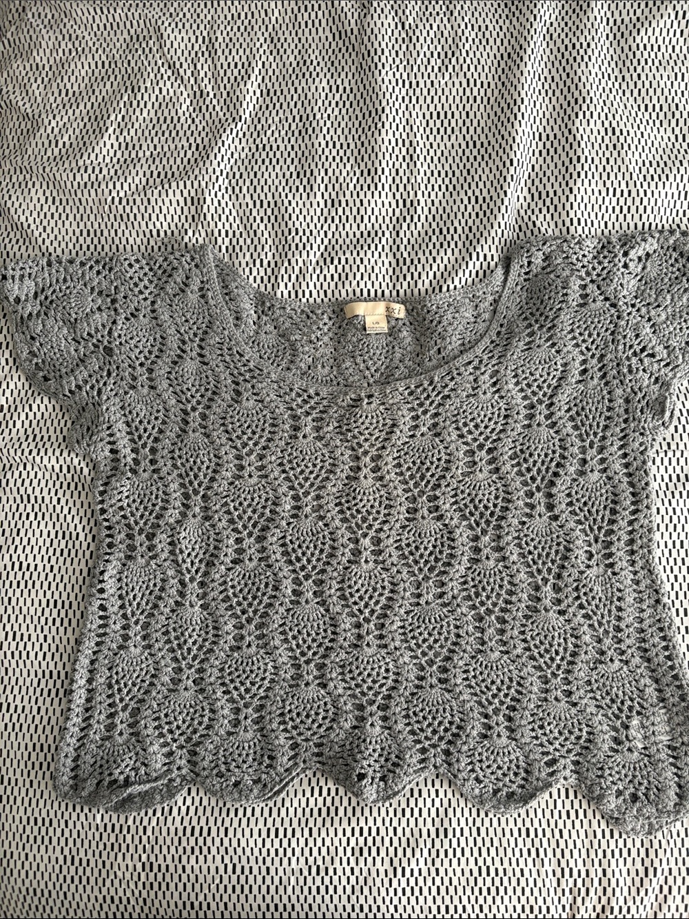 Forever 21 Light Gray Crochet Scallop-Hem Crop Top